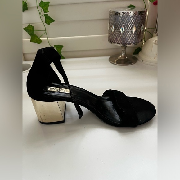 Forever 21 black & gold 2 inch heels - Picture 7 of 11